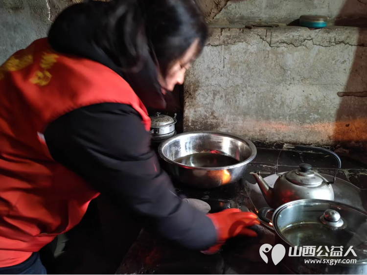 介休市敬老协会孝善行之敬老爱老助老活动走进张兰镇仙台村入户81岁黄兆其老人家为老人打扫室内外卫生洗漱做饭包饺子 - 第12张