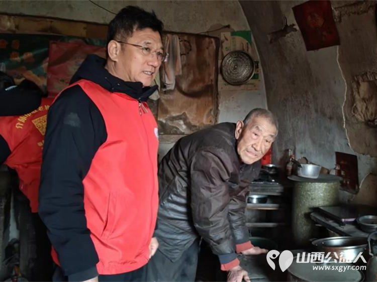 介休市敬老协会孝善行之敬老爱老助老活动走进张兰镇仙台村入户81岁黄兆其老人家为老人打扫室内外卫生洗漱做饭包饺子 - 第16张