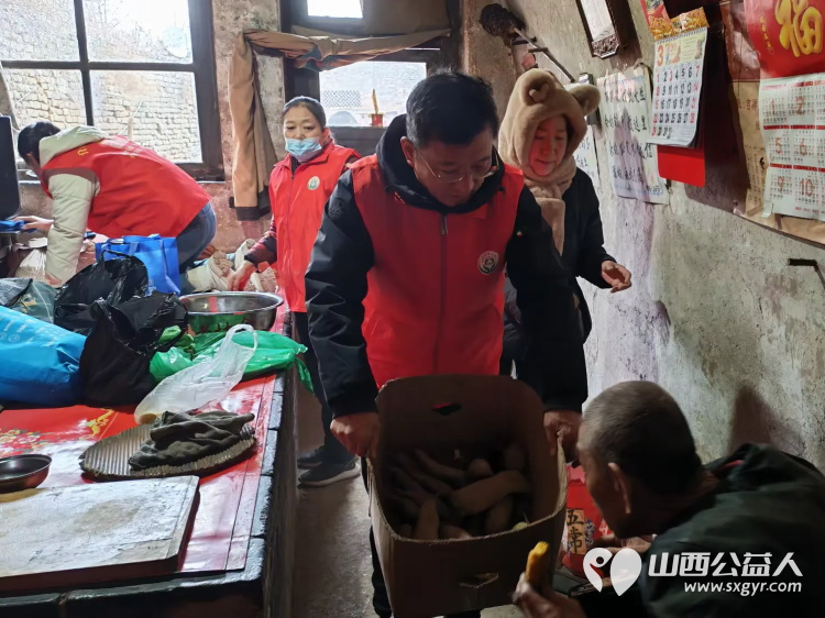 介休市敬老协会孝善行之敬老爱老助老活动走进张兰镇仙台村入户81岁黄兆其老人家为老人打扫室内外卫生洗漱做饭包饺子 - 第17张