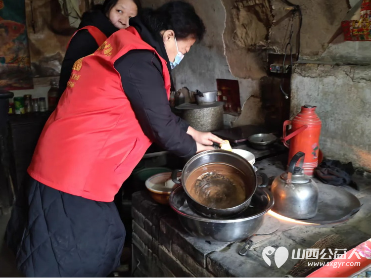 介休市敬老协会孝善行之敬老爱老助老活动走进张兰镇仙台村入户81岁黄兆其老人家为老人打扫室内外卫生洗漱做饭包饺子 - 第14张