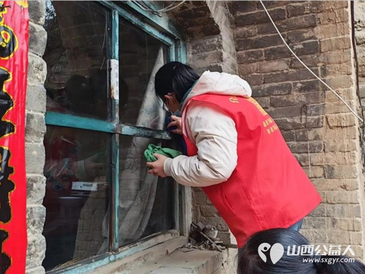 介休市敬老协会孝善行之敬老爱老助老活动走进张兰镇仙台村入户81岁黄兆其老人家为老人打扫室内外卫生洗漱做饭包饺子 - 第4张