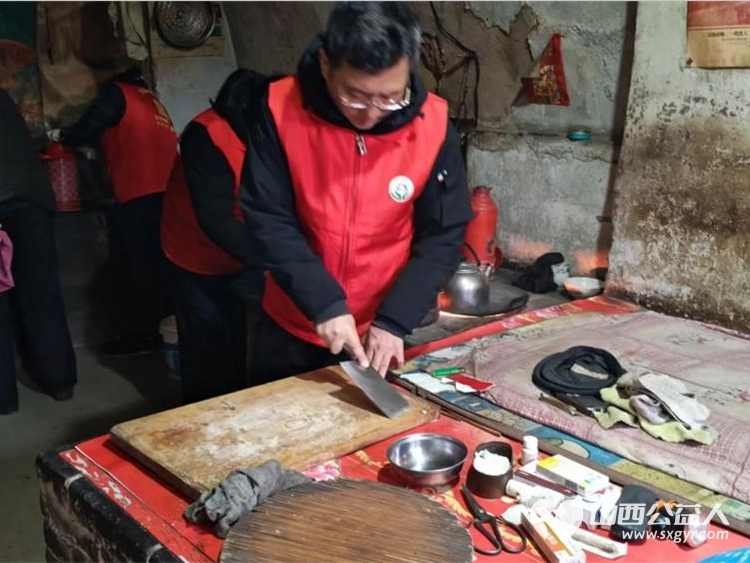 介休市敬老协会孝善行之敬老爱老助老活动走进张兰镇仙台村入户81岁黄兆其老人家为老人打扫室内外卫生洗漱做饭包饺子 - 第7张