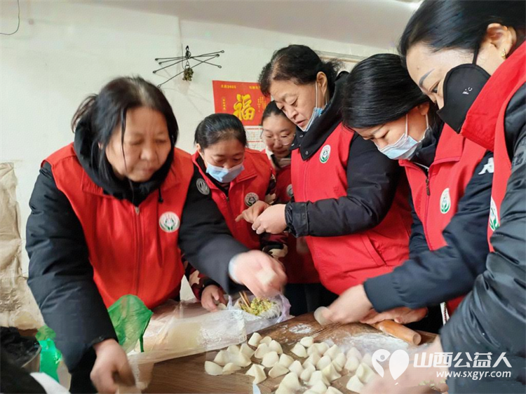 介休市敬老协会敬老活动走进张兰镇仙台村入户86岁李士旺老人家做饭包饺子 - 第3张 - 山西公益人 介休市敬老协会敬老活动走进张兰镇仙台村入户86岁李士旺老人家做饭包饺子 - 第3张