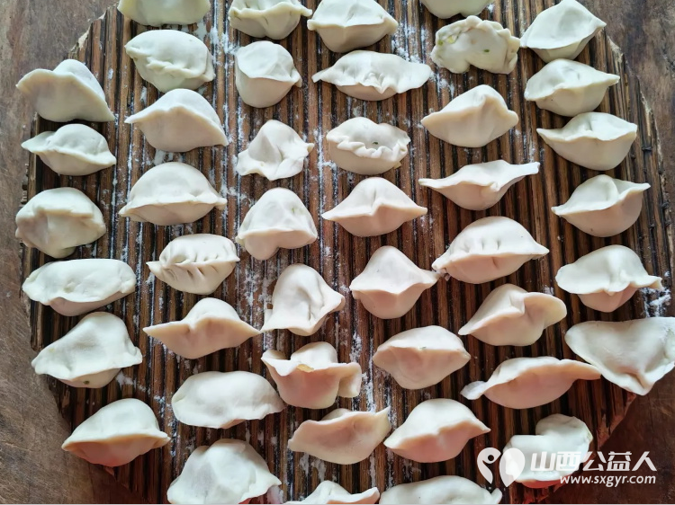 介休市敬老协会敬老活动走进张兰镇仙台村入户86岁李士旺老人家做饭包饺子 - 第4张 - 山西公益人 介休市敬老协会敬老活动走进张兰镇仙台村入户86岁李士旺老人家做饭包饺子 - 第4张