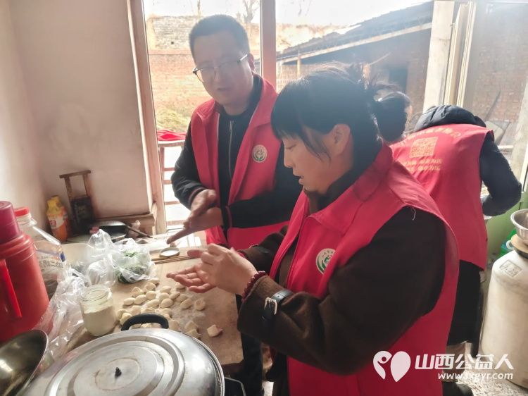 介休市敬老协会敬老志愿者入户张兰镇仙台村84岁赵增凤老人家为老人打扫室内外卫生洗漱做饭包饺子 - 第11张