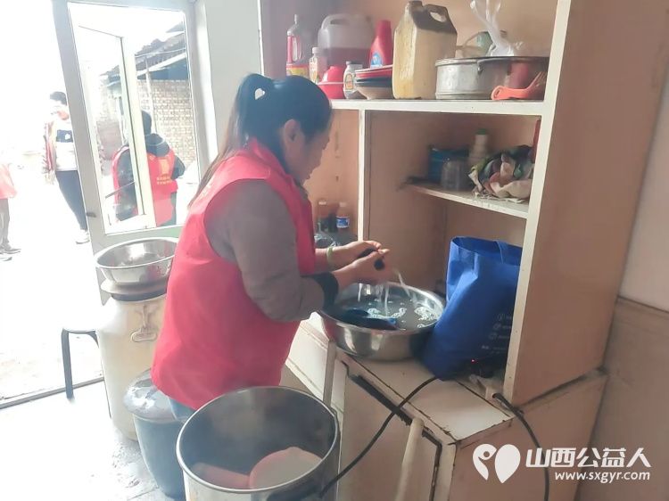介休市敬老协会敬老志愿者入户张兰镇仙台村84岁赵增凤老人家为老人打扫室内外卫生洗漱做饭包饺子 - 第16张