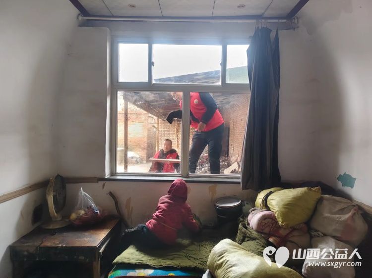 介休市敬老协会敬老志愿者入户张兰镇仙台村84岁赵增凤老人家为老人打扫室内外卫生洗漱做饭包饺子 - 第6张