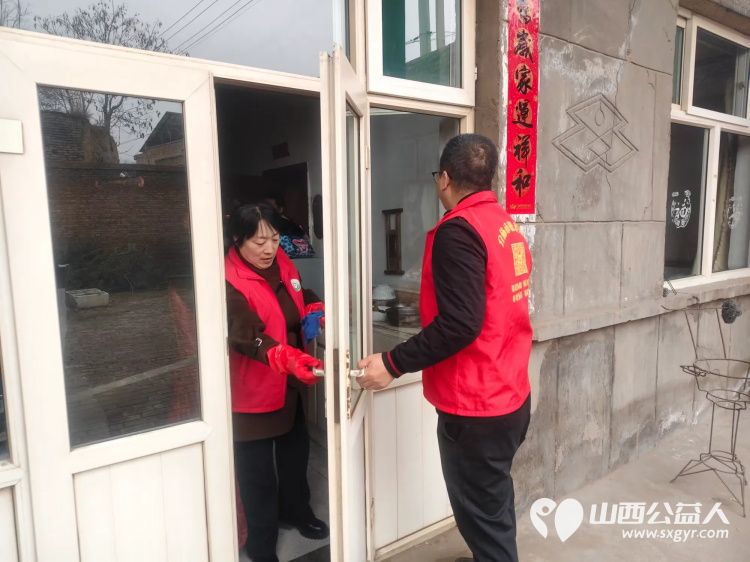 介休市敬老协会敬老志愿者入户张兰镇仙台村84岁赵增凤老人家为老人打扫室内外卫生洗漱做饭包饺子 - 第4张