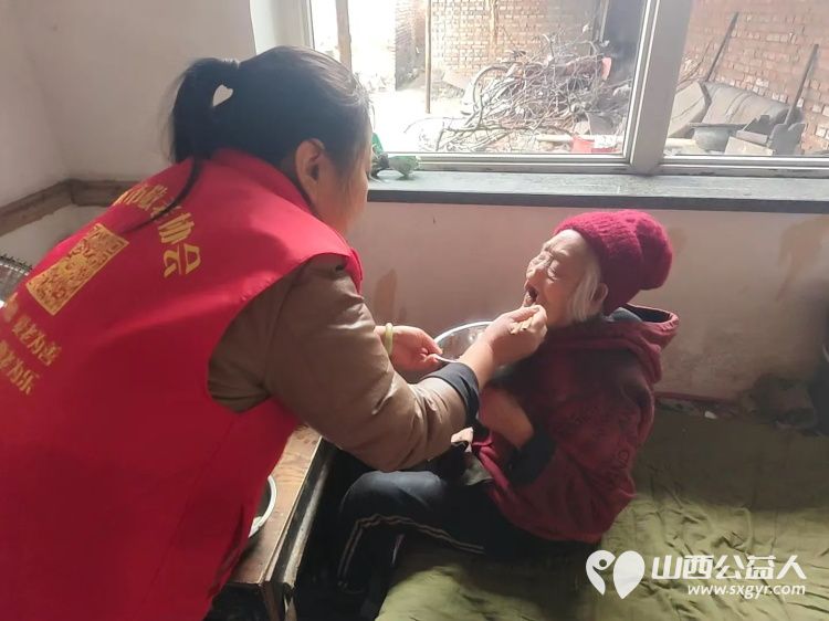 介休市敬老协会敬老志愿者入户张兰镇仙台村84岁赵增凤老人家为老人打扫室内外卫生洗漱做饭包饺子 - 第12张