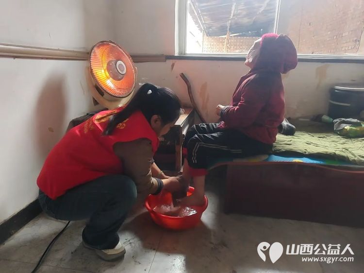 介休市敬老协会敬老志愿者入户张兰镇仙台村84岁赵增凤老人家为老人打扫室内外卫生洗漱做饭包饺子 - 第14张