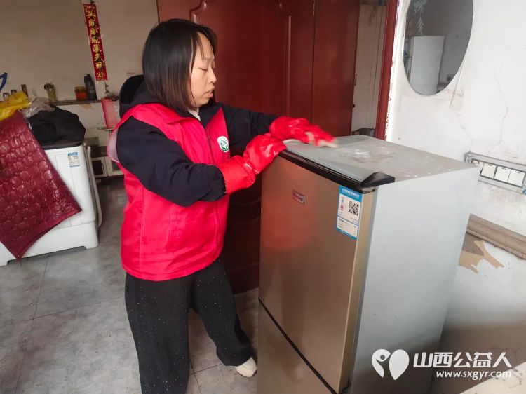 介休市敬老协会敬老志愿者入户张兰镇仙台村84岁赵增凤老人家为老人打扫室内外卫生洗漱做饭包饺子 - 第7张