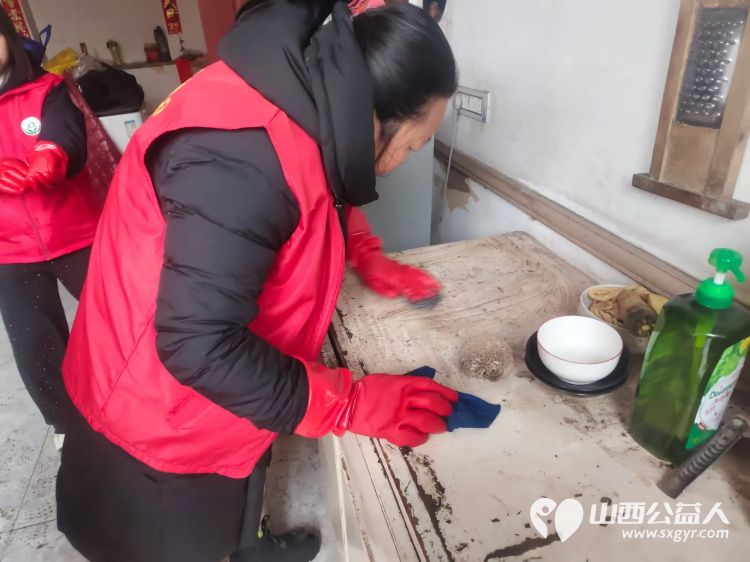 介休市敬老协会敬老志愿者入户张兰镇仙台村84岁赵增凤老人家为老人打扫室内外卫生洗漱做饭包饺子 - 第9张