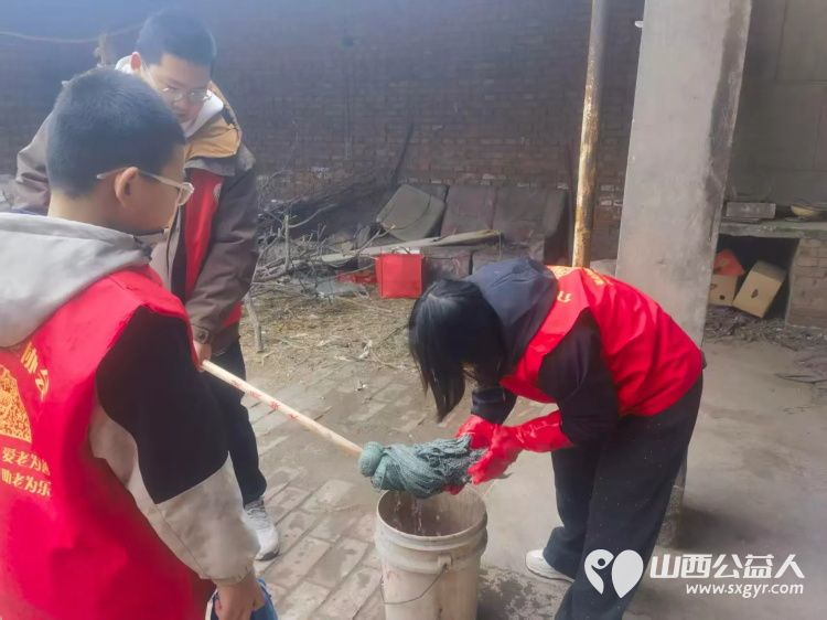 介休市敬老协会敬老志愿者入户张兰镇仙台村84岁赵增凤老人家为老人打扫室内外卫生洗漱做饭包饺子 - 第15张