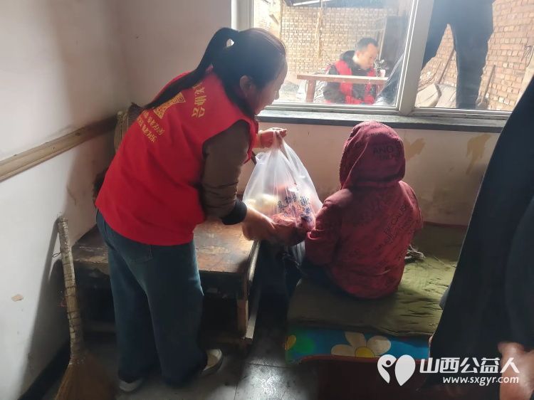 介休市敬老协会敬老志愿者入户张兰镇仙台村84岁赵增凤老人家为老人打扫室内外卫生洗漱做饭包饺子 - 第13张