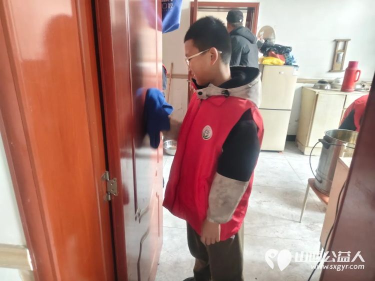 介休市敬老协会敬老志愿者入户张兰镇仙台村84岁赵增凤老人家为老人打扫室内外卫生洗漱做饭包饺子 - 第8张