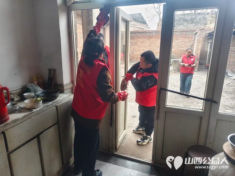 介休市敬老协会敬老志愿者入户张兰镇仙台村84岁赵增凤老人家为老人打扫室内外卫生洗漱做饭包饺子 - 第3张