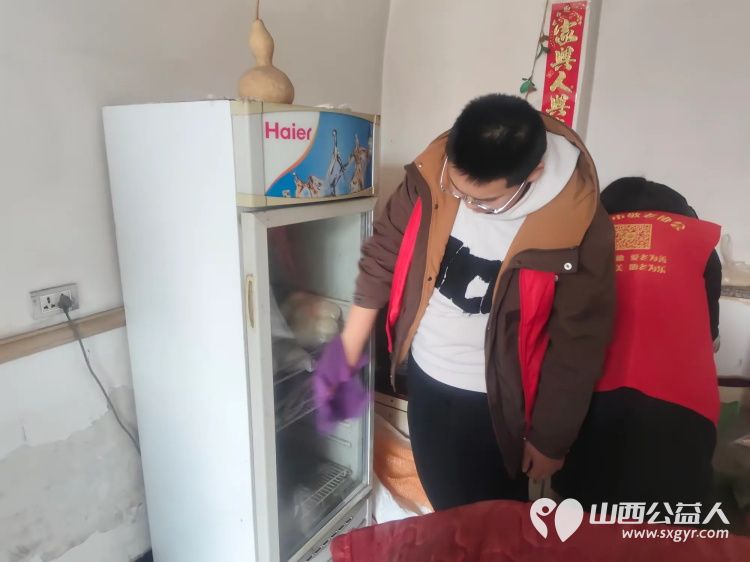 介休市敬老协会敬老志愿者入户张兰镇仙台村84岁赵增凤老人家为老人打扫室内外卫生洗漱做饭包饺子 - 第10张