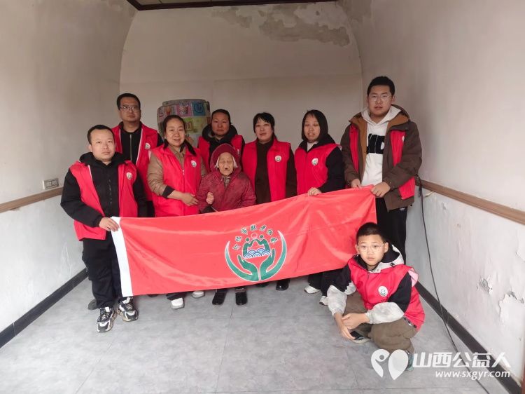 介休市敬老协会敬老志愿者入户张兰镇仙台村84岁赵增凤老人家为老人打扫室内外卫生洗漱做饭包饺子 - 第1张