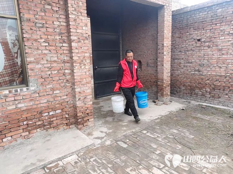 介休市敬老协会敬老志愿者入户张兰镇仙台村84岁赵增凤老人家为老人打扫室内外卫生洗漱做饭包饺子 - 第17张