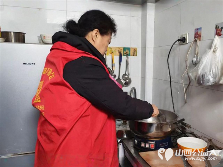 介休市敬老协会志愿者入户城关乡顺城关村84岁张太春老人家为老人送上八宝粥礼盒一提饺子一斤做饺子给老人吃 - 第2张