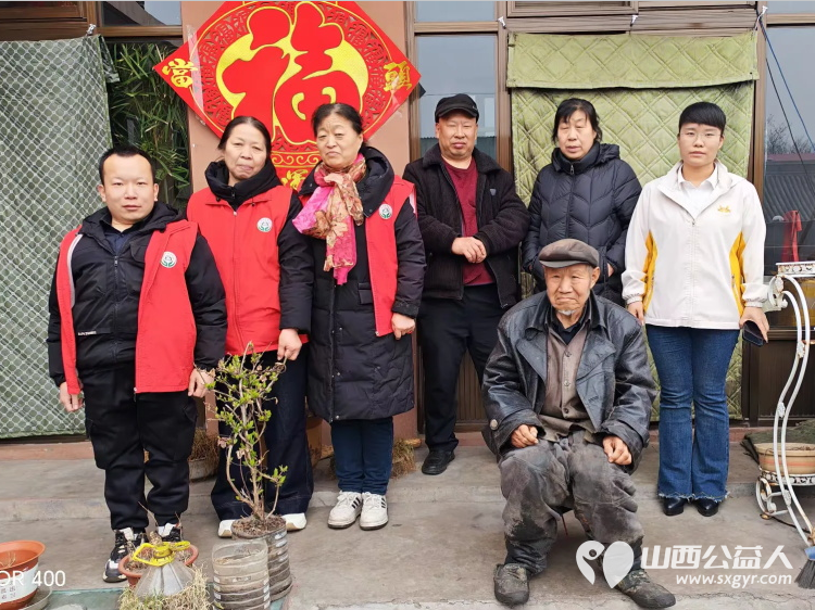 介休市敬老协会志愿者入户城关乡顺城关村84岁张太春老人家为老人送上八宝粥礼盒一提饺子一斤做饺子给老人吃 - 第1张