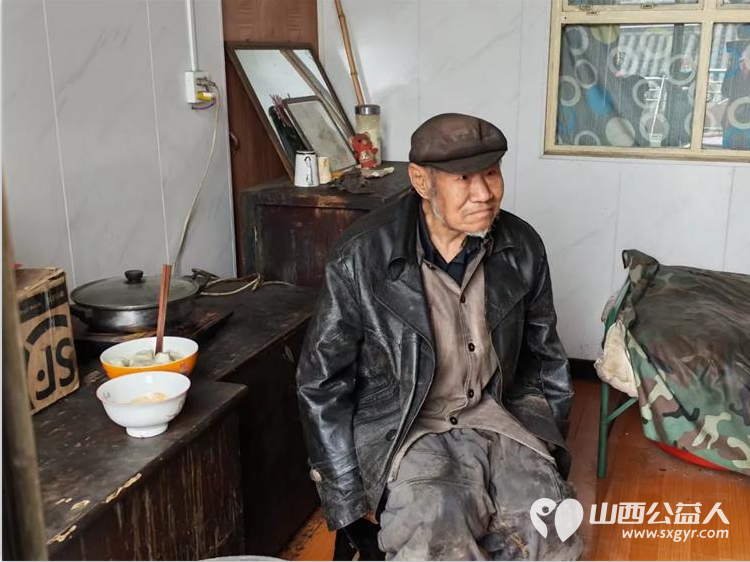 介休市敬老协会志愿者入户城关乡顺城关村84岁张太春老人家为老人送上八宝粥礼盒一提饺子一斤做饺子给老人吃 - 第5张