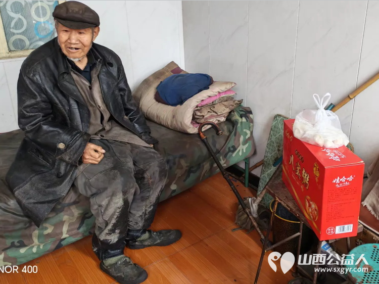 介休市敬老协会志愿者入户城关乡顺城关村84岁张太春老人家为老人送上八宝粥礼盒一提饺子一斤做饺子给老人吃 - 第4张