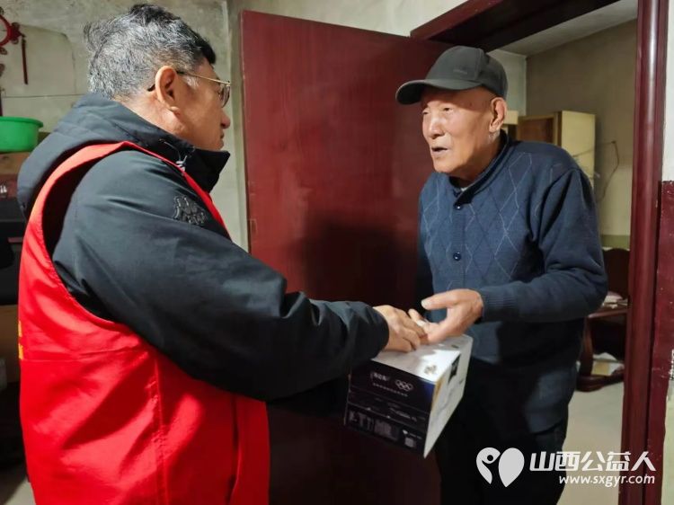 介休市敬老协会志愿者走进城关乡南街村入户80岁特困赵学智老人家里为老人送上特伦苏牛奶一提饺子一斤 - 第2张