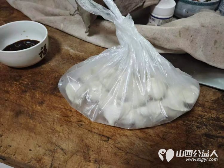 介休市敬老协会志愿者走进城关乡南街村入户80岁特困赵学智老人家里为老人送上特伦苏牛奶一提饺子一斤 - 第4张