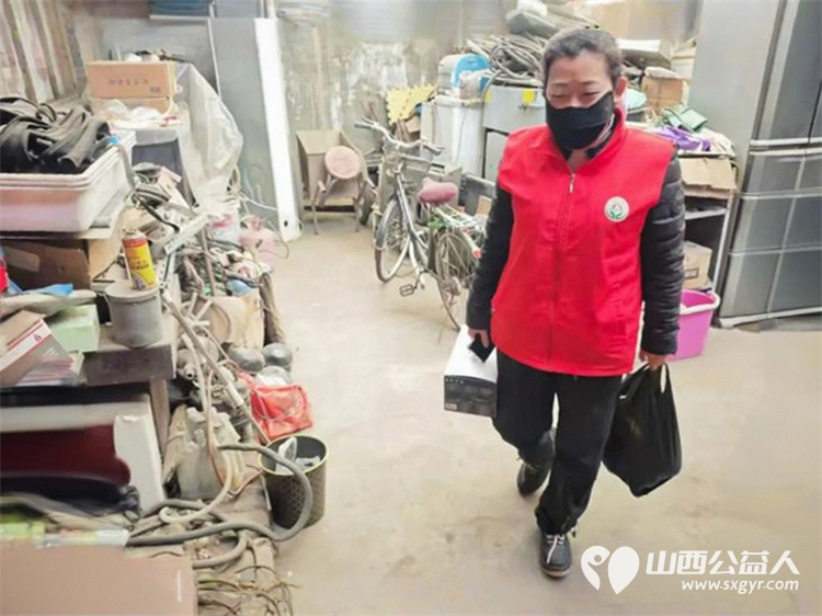 介休市敬老协会志愿者走进城关乡南街村入户80岁特困赵学智老人家里为老人送上特伦苏牛奶一提饺子一斤 - 第3张