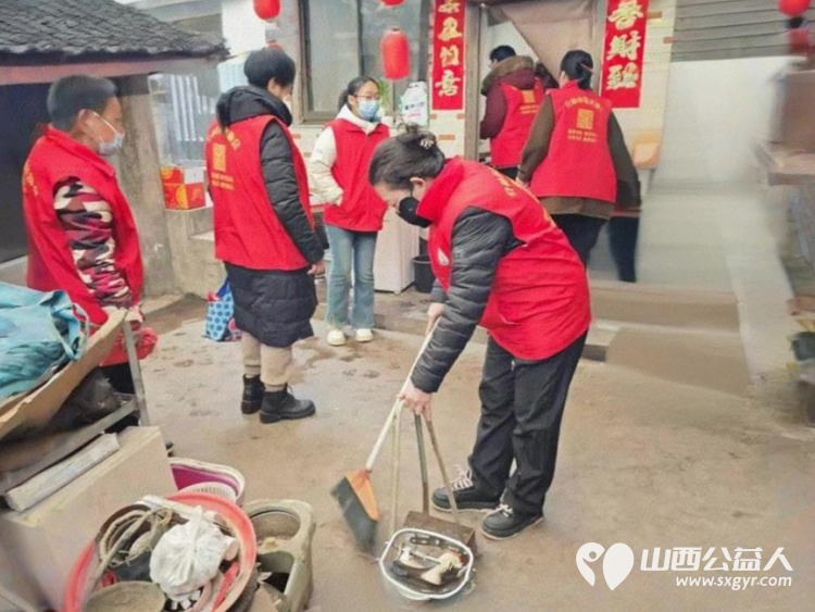 介休市敬老协会志愿者走进城关乡南街村入户80岁特困赵学智老人家里为老人送上特伦苏牛奶一提饺子一斤 - 第5张