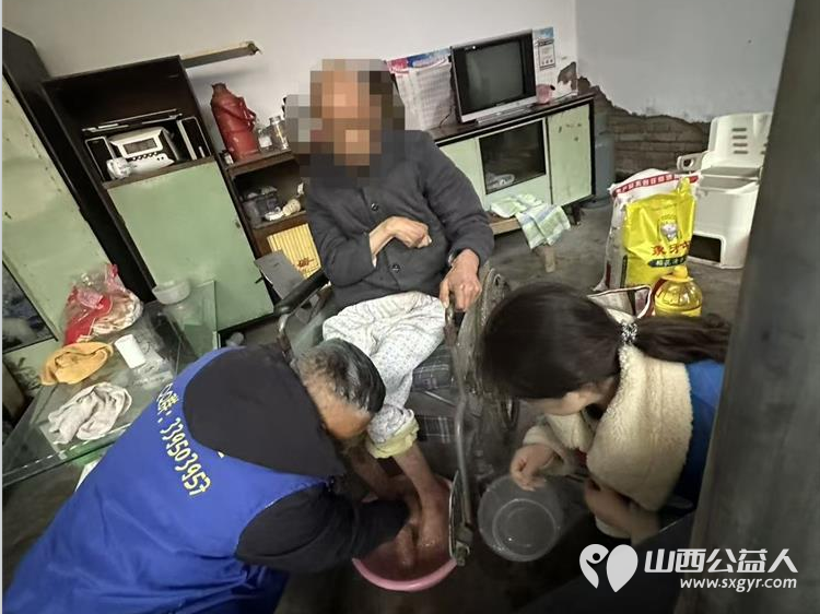 长治市小雨点公益志愿者协会组织志愿者走进长子县南陈镇西北陈村看望残疾孤寡老人 - 第2张 - 山西公益人 长治市小雨点公益志愿者协会组织志愿者走进长子县南陈镇西北陈村看望残疾孤寡老人 - 第2张