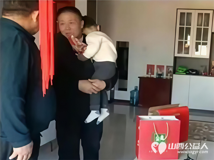 岁寒情深爱心同行 ‖ 长治手牵手帮扶中心各区县团队开展新春送温暖公益行动资助困难孩子牛奶161箱干果礼包161件奖状收纳盒127个捐赠合计27055元物资 - 第6张 - 山西公益人 岁寒情深爱心同行 ‖ 长治手牵手帮扶中心各区县团队开展新春送温暖公益行动资助困难孩子牛奶161箱干果礼包161件奖状收纳盒127个捐赠合计27055元物资 - 第6张