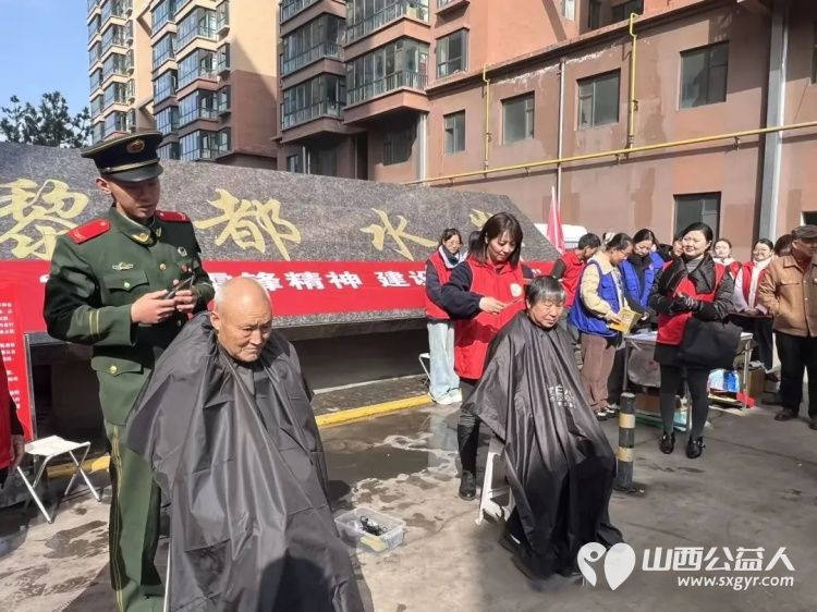 长治市上党区义工协会组织志愿者在城南社区开展便民服务反诈宣传健康宣传垃圾分类展示环境清洁绿植兑换爱心义剪等志愿服务一起传承雷锋精神奉献爱心 - 第12张 - 山西公益人 长治市上党区义工协会组织志愿者在城南社区开展便民服务反诈宣传健康宣传垃圾分类展示环境清洁绿植兑换爱心义剪等志愿服务一起传承雷锋精神奉献爱心 - 第12张