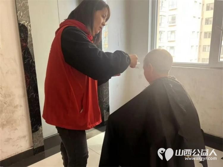 长治市上党区义工协会组织志愿者在城南社区开展便民服务反诈宣传健康宣传垃圾分类展示环境清洁绿植兑换爱心义剪等志愿服务一起传承雷锋精神奉献爱心 - 第10张 - 山西公益人 长治市上党区义工协会组织志愿者在城南社区开展便民服务反诈宣传健康宣传垃圾分类展示环境清洁绿植兑换爱心义剪等志愿服务一起传承雷锋精神奉献爱心 - 第10张