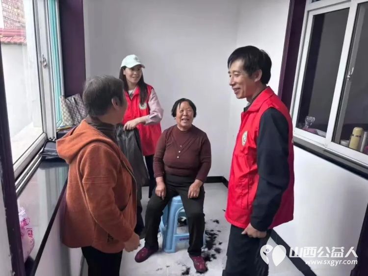 长治市上党区义工协会组织志愿者在城南社区开展便民服务反诈宣传健康宣传垃圾分类展示环境清洁绿植兑换爱心义剪等志愿服务一起传承雷锋精神奉献爱心 - 第11张 - 山西公益人 长治市上党区义工协会组织志愿者在城南社区开展便民服务反诈宣传健康宣传垃圾分类展示环境清洁绿植兑换爱心义剪等志愿服务一起传承雷锋精神奉献爱心 - 第11张