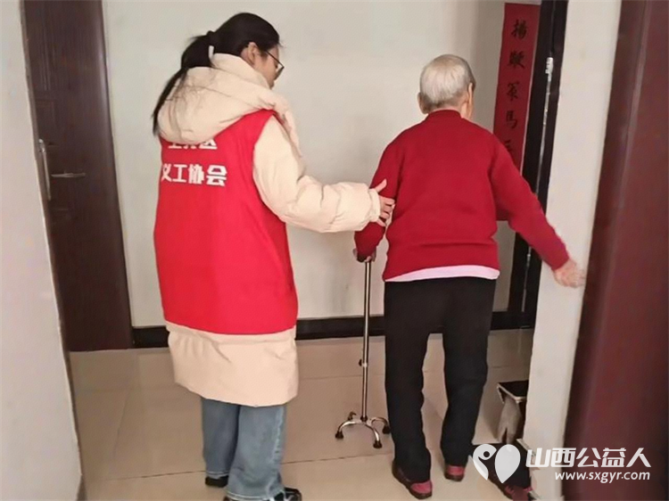 长治市上党区义工协会组织志愿者在城南社区开展便民服务反诈宣传健康宣传垃圾分类展示环境清洁绿植兑换爱心义剪等志愿服务一起传承雷锋精神奉献爱心 - 第8张 - 山西公益人 长治市上党区义工协会组织志愿者在城南社区开展便民服务反诈宣传健康宣传垃圾分类展示环境清洁绿植兑换爱心义剪等志愿服务一起传承雷锋精神奉献爱心 - 第8张