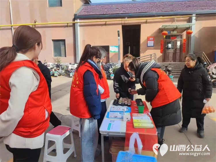 长治市上党区义工协会组织志愿者在城南社区开展便民服务反诈宣传健康宣传垃圾分类展示环境清洁绿植兑换爱心义剪等志愿服务一起传承雷锋精神奉献爱心 - 第3张 - 山西公益人 长治市上党区义工协会组织志愿者在城南社区开展便民服务反诈宣传健康宣传垃圾分类展示环境清洁绿植兑换爱心义剪等志愿服务一起传承雷锋精神奉献爱心 - 第3张