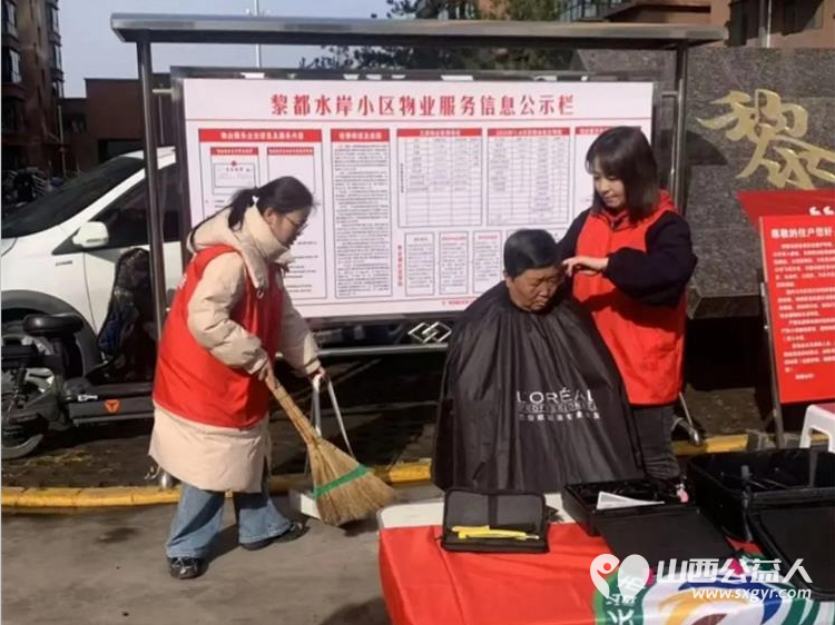 长治市上党区义工协会组织志愿者在城南社区开展便民服务反诈宣传健康宣传垃圾分类展示环境清洁绿植兑换爱心义剪等志愿服务一起传承雷锋精神奉献爱心 - 第9张 - 山西公益人 长治市上党区义工协会组织志愿者在城南社区开展便民服务反诈宣传健康宣传垃圾分类展示环境清洁绿植兑换爱心义剪等志愿服务一起传承雷锋精神奉献爱心 - 第9张