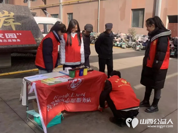 长治市上党区义工协会组织志愿者在城南社区开展便民服务反诈宣传健康宣传垃圾分类展示环境清洁绿植兑换爱心义剪等志愿服务一起传承雷锋精神奉献爱心 - 第6张 - 山西公益人 长治市上党区义工协会组织志愿者在城南社区开展便民服务反诈宣传健康宣传垃圾分类展示环境清洁绿植兑换爱心义剪等志愿服务一起传承雷锋精神奉献爱心 - 第6张