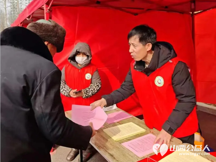 长治市上党区义工协会组织志愿者在城南社区开展便民服务反诈宣传健康宣传垃圾分类展示环境清洁绿植兑换爱心义剪等志愿服务一起传承雷锋精神奉献爱心 - 第4张 - 山西公益人 长治市上党区义工协会组织志愿者在城南社区开展便民服务反诈宣传健康宣传垃圾分类展示环境清洁绿植兑换爱心义剪等志愿服务一起传承雷锋精神奉献爱心 - 第4张