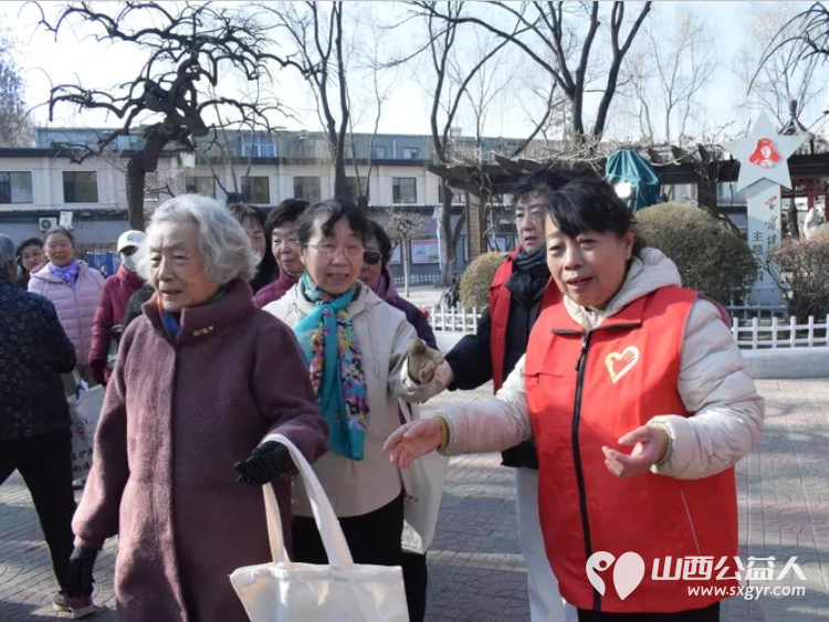 全民反诈同心筑平安太原共守护 太原市老龄健康事业服务中心的老年志愿者们在桃园三巷街心公园开展养老反诈普法宣传活动用贴心服务为公园的老年朋友发放宣传册及防诈骗传单 - 第7张