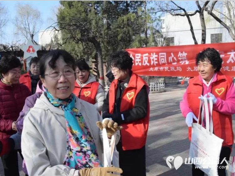全民反诈同心筑平安太原共守护 太原市老龄健康事业服务中心的老年志愿者们在桃园三巷街心公园开展养老反诈普法宣传活动用贴心服务为公园的老年朋友发放宣传册及防诈骗传单 - 第6张