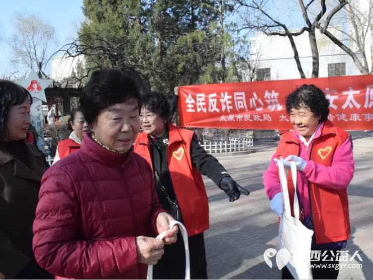 全民反诈同心筑平安太原共守护 太原市老龄健康事业服务中心的老年志愿者们在桃园三巷街心公园开展养老反诈普法宣传活动用贴心服务为公园的老年朋友发放宣传册及防诈骗传单 - 第5张