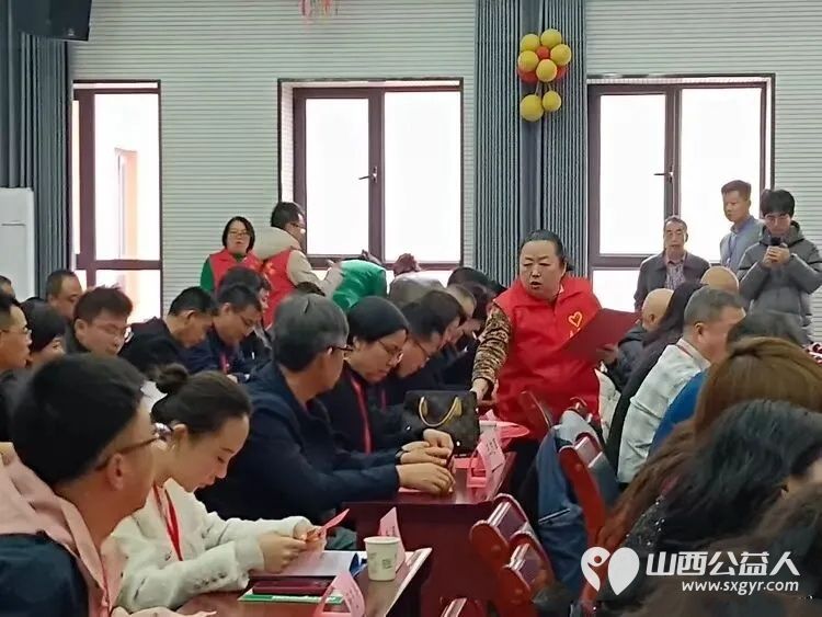 共话慈善发展 传递爱心温暖——忻州市红色志愿者参加忻州市慈善总会理事会志愿者们认真维持现场秩序为参会人员倒水用周到的保障暖心的举动为会议顺利进行筑牢服务根基 - 第4张