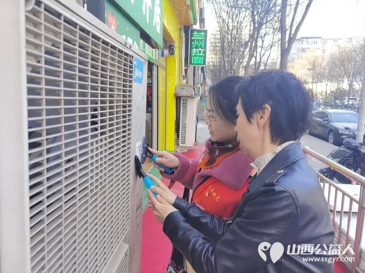 学雷锋践行动太原市烛光志愿服务中心志愿者清理城市牛皮癣助力杏花岭区大东关街北社区铲除小广告创城美化家园 - 第2张 - 山西公益人 学雷锋践行动太原市烛光志愿服务中心志愿者清理城市牛皮癣助力杏花岭区大东关街北社区铲除小广告创城美化家园 - 第2张