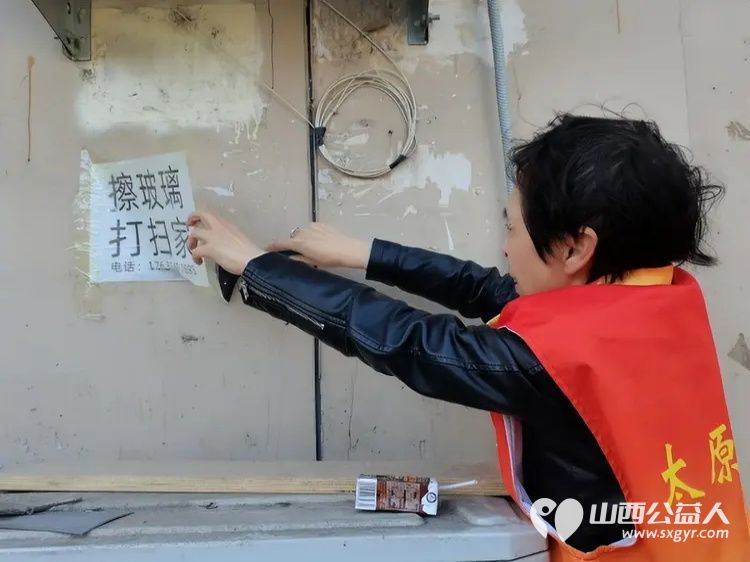 学雷锋践行动太原市烛光志愿服务中心志愿者清理城市牛皮癣助力杏花岭区大东关街北社区铲除小广告创城美化家园 - 第4张 - 山西公益人 学雷锋践行动太原市烛光志愿服务中心志愿者清理城市牛皮癣助力杏花岭区大东关街北社区铲除小广告创城美化家园 - 第4张