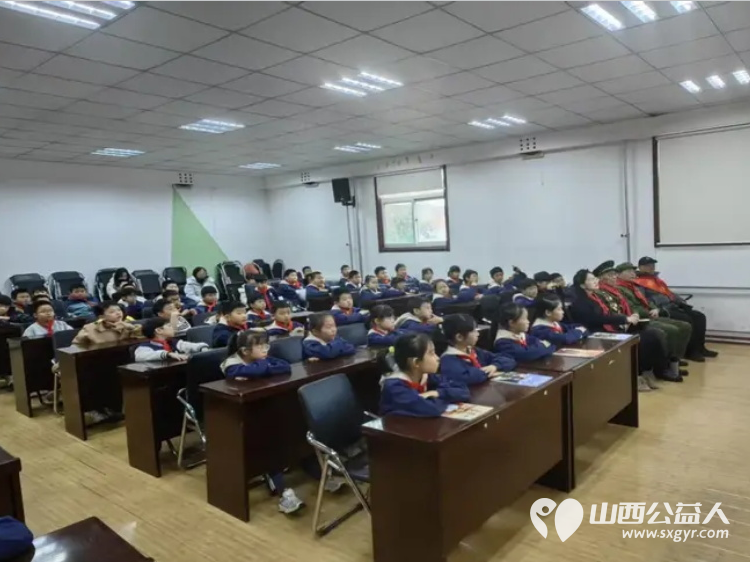 薪火映童心雷锋精神润校园——太原市文新小学开展雷锋精神主题宣讲活动 雷锋宣讲团山西分团曹团长田教授谢秘书长带着对雷锋精神的传承与坚守为孩子们送来精神滋养 - 第11张