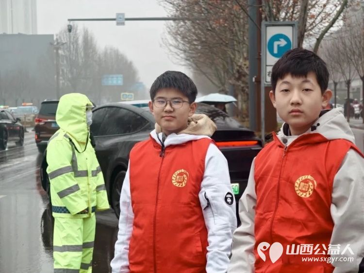 雨中砺志护公考志愿警蓝暖尧都 临汾市文明交通志愿者协会与市交警支队协作以20个考点校区为重点开展交通护岗行动为考生营造安全的应考环境 - 第14张