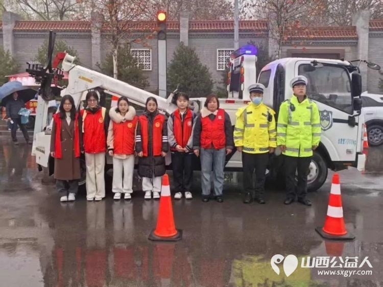 雨中砺志护公考志愿警蓝暖尧都 临汾市文明交通志愿者协会与市交警支队协作以20个考点校区为重点开展交通护岗行动为考生营造安全的应考环境 - 第5张